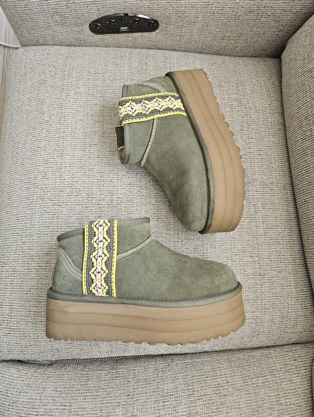 UGG Classic Ultra Mini Braid Platform Boots Size 7 - Picture 3 of 10